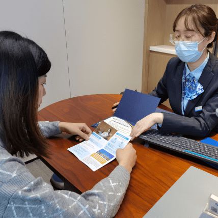 連扳三局展雄風，大逆轉國羽勇奪首金；養老服務暖人心，銀齡歲月映華章